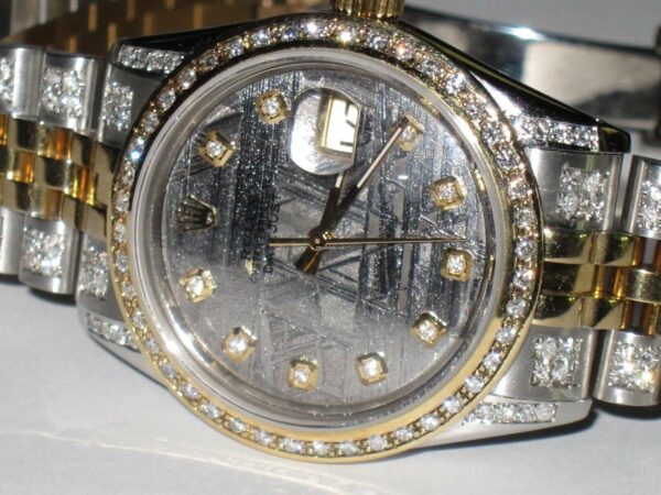 Falso relógio Rolex Datejust Oyster Perpetual Quickset em ouro 18k e diamantes
